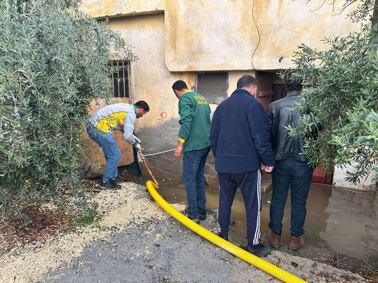 Bir ilimizde sel manzaraları! Yollar göle döndü, ev ve iş yerlerini su bastı 3